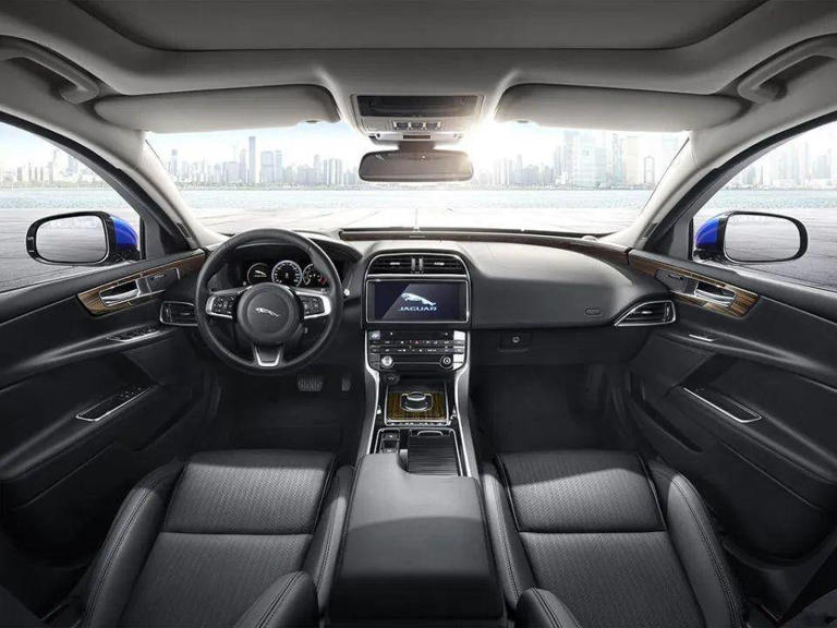 这才是豪车“价格屠夫”，从32.98万降到16.8万，还要啥本田雅阁？