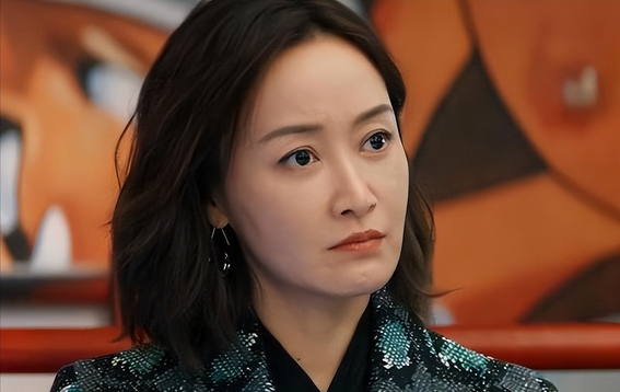 主持过央视春晚没红，搭档刘烨陆毅没火，今49岁靠着肖战终于红了