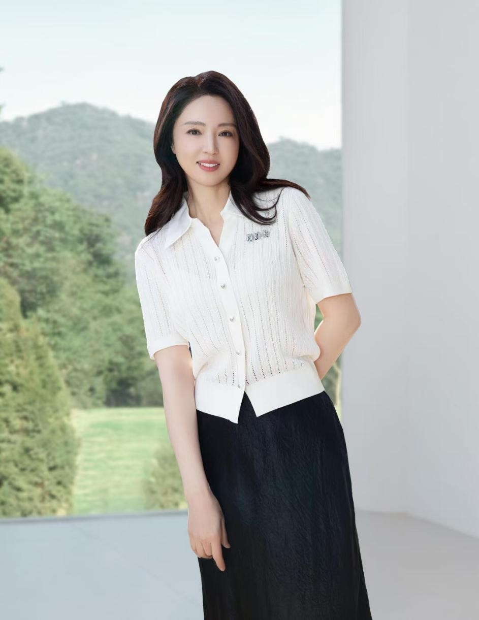 离婚后的董璇看不出45岁，一身年轻小姑娘的穿搭，扮嫩毫不尴尬