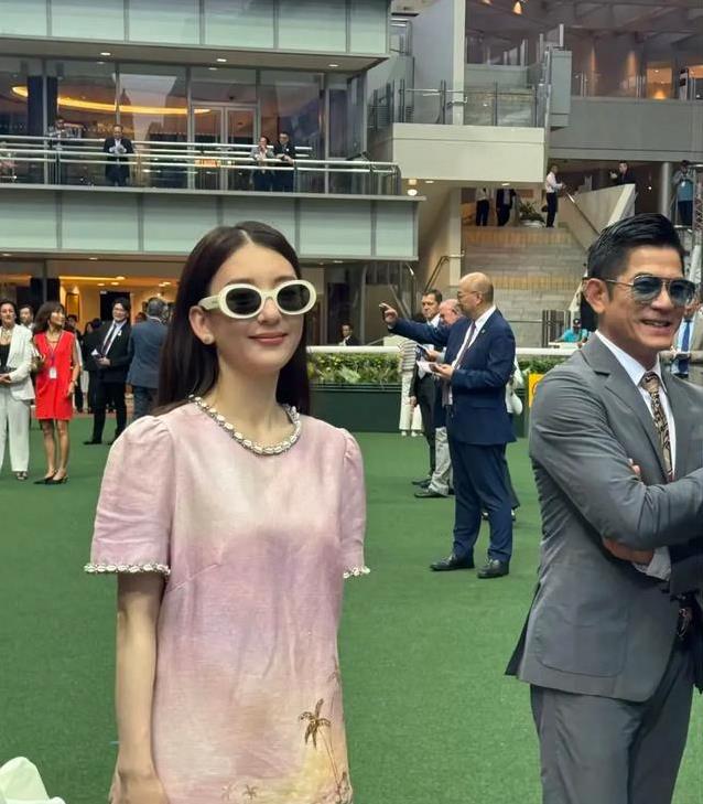 郭富城全家赛马场出游！方媛宽松裙引猜疑，俩女儿美如小公主