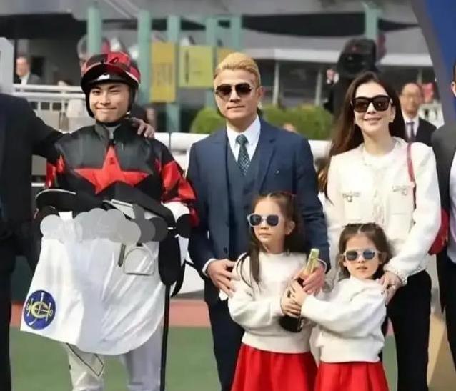 郭富城全家赛马场出游！方媛宽松裙引猜疑，俩女儿美如小公主