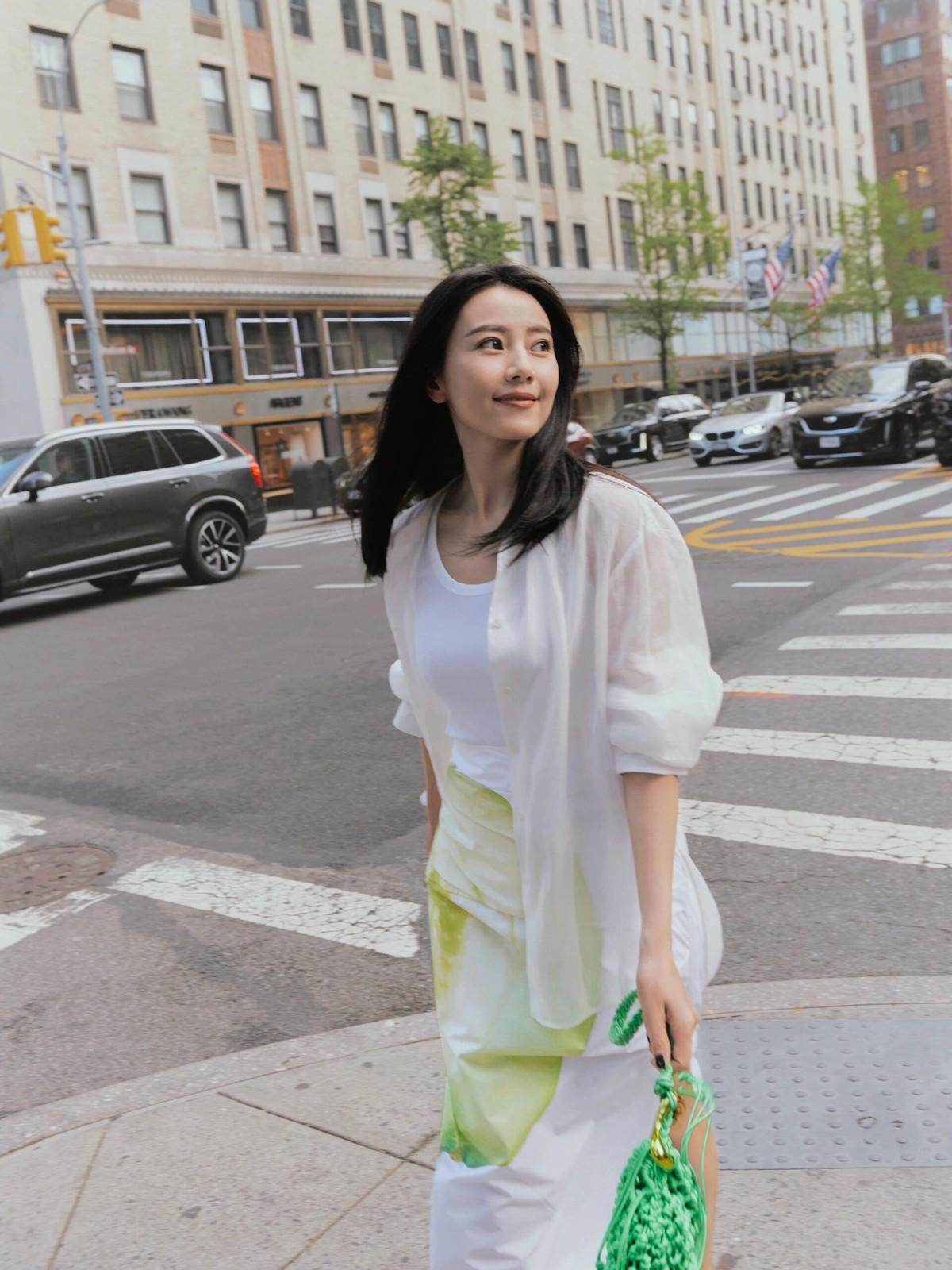 45岁高圆圆夏日新穿法：背心+衬衫+开叉半裙，减龄又洋气