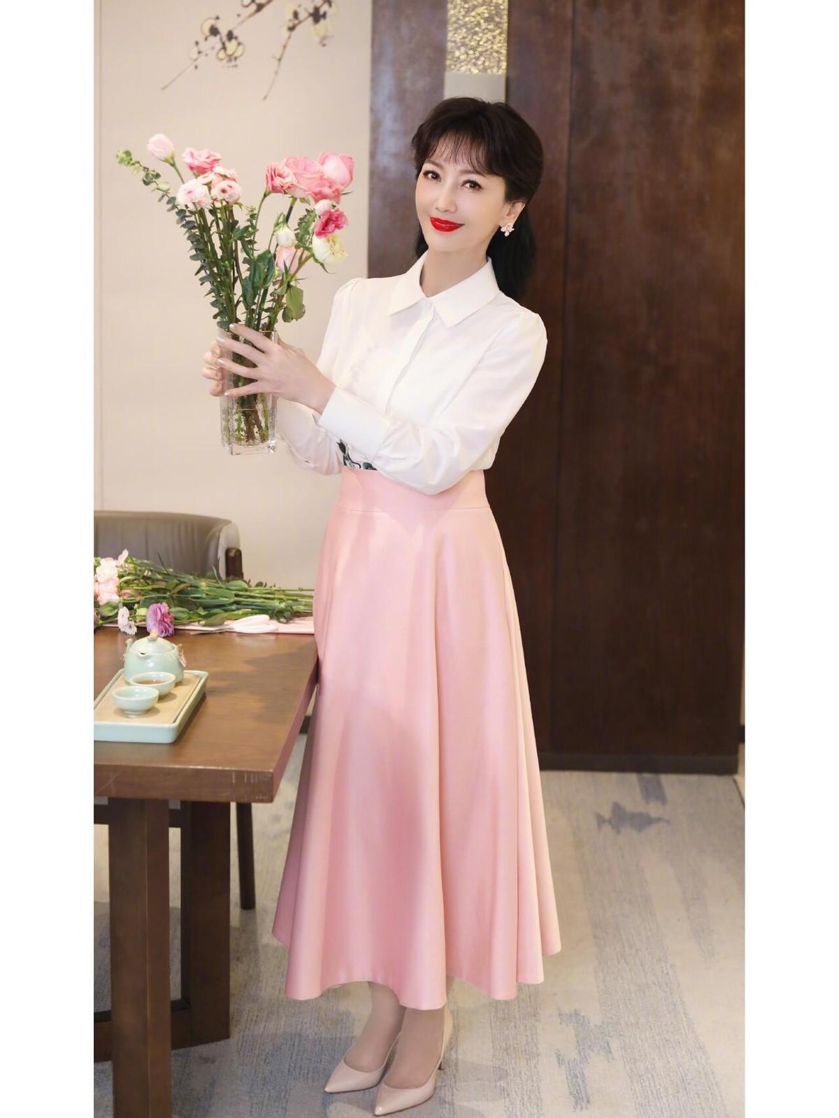 71岁赵雅芝带火了夏日新穿搭：白衬衫+粉半裙，减龄又高级