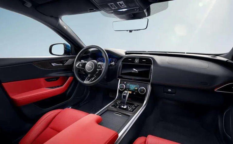 这才是豪车“价格屠夫”，从32.98万降到16.8万，还要啥本田雅阁？