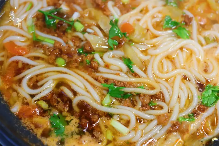 天热不想炒菜，就这样煮一锅，简单省事，开胃又好吃