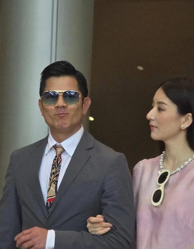 郭富城全家赛马场出游！方媛宽松裙引猜疑，俩女儿美如小公主