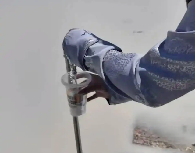 “牛奶湖”游客排队接奶 当地文旅局：是纯牛奶不是湖水 可放心喝