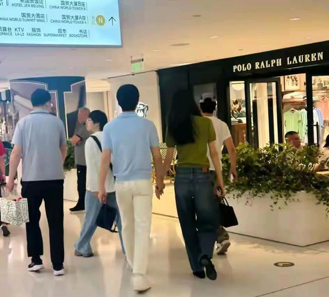 井柏然刘雯甜蜜牵手逛街，刘雯手臂细如麻杆，井柏然审美十年未变