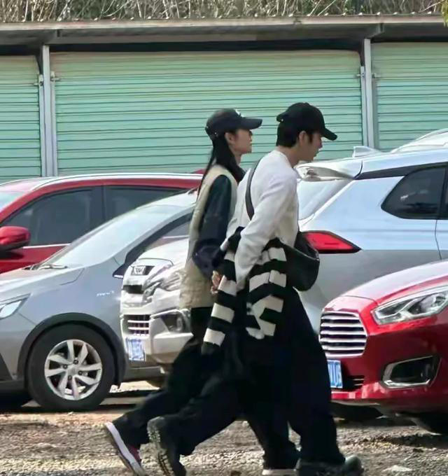 井柏然刘雯甜蜜牵手逛街，刘雯手臂细如麻杆，井柏然审美十年未变