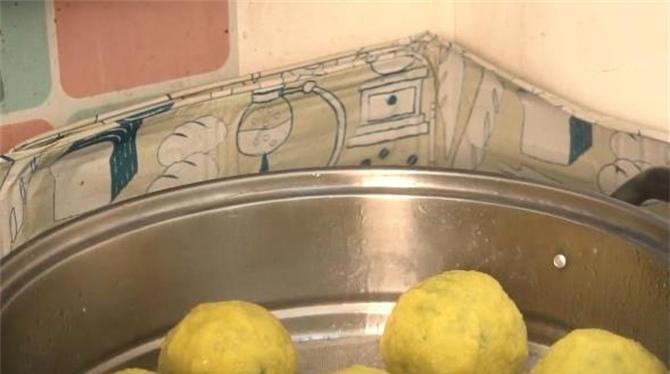 玉米面配上这菜，不揉面不醒面，无水无油，老人孩子都喜欢吃