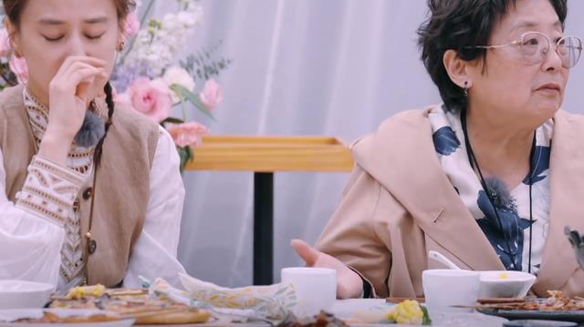 离婚后，黄圣依杨子一人带一个儿子，感叹：我还是需要他付抚养费