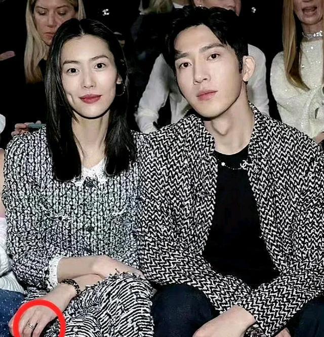 井柏然刘雯甜蜜牵手逛街，刘雯手臂细如麻杆，井柏然审美十年未变