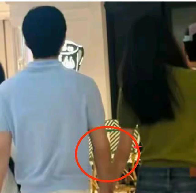 井柏然刘雯甜蜜牵手逛街，刘雯手臂细如麻杆，井柏然审美十年未变