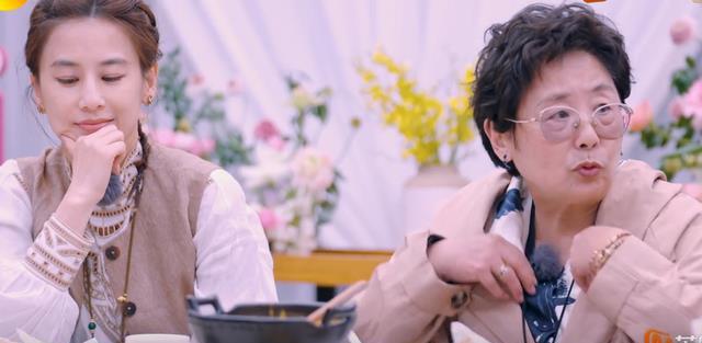 离婚后，黄圣依杨子一人带一个儿子，感叹：我还是需要他付抚养费