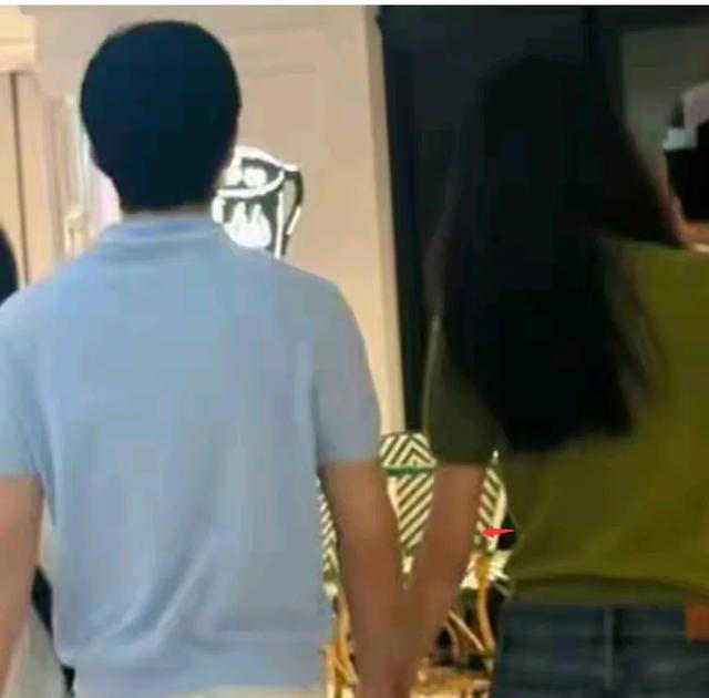 井柏然刘雯甜蜜牵手逛街，刘雯手臂细如麻杆，井柏然审美十年未变