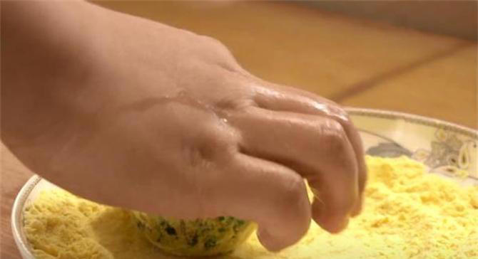 玉米面配上这菜，不揉面不醒面，无水无油，老人孩子都喜欢吃