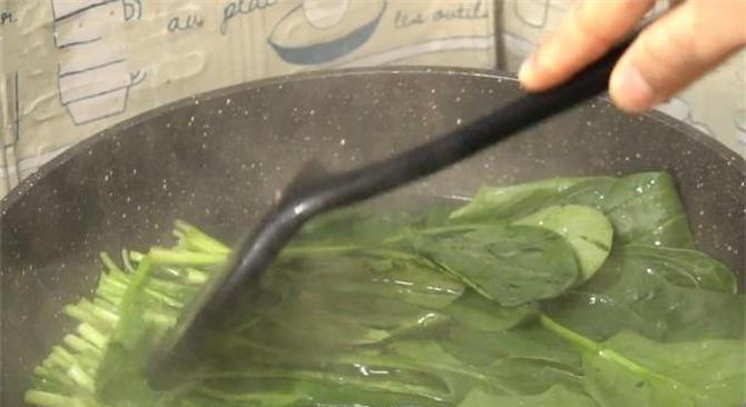 玉米面配上这菜，不揉面不醒面，无水无油，老人孩子都喜欢吃