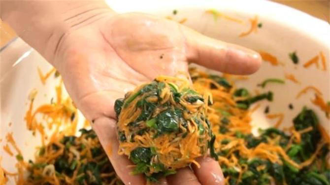 玉米面配上这菜，不揉面不醒面，无水无油，老人孩子都喜欢吃