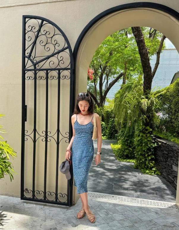 32岁杨采钰怀孕晒照，包挡不住孕肚脚却肿了，孩子性别引热议？