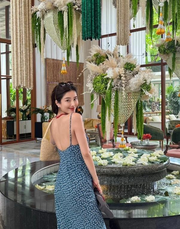 32岁杨采钰怀孕晒照，包挡不住孕肚脚却肿了，孩子性别引热议？