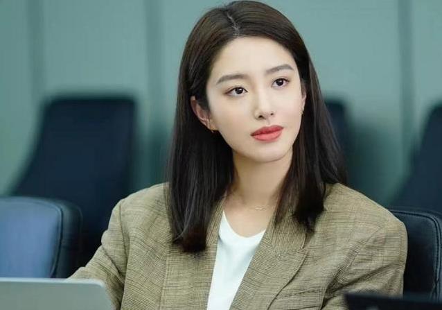 32岁杨采钰怀孕晒照，包挡不住孕肚脚却肿了，孩子性别引热议？