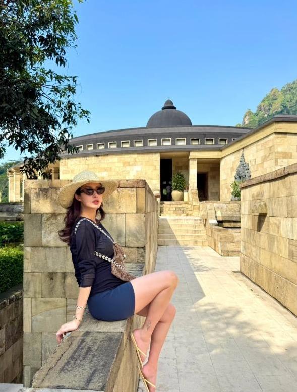 32岁杨采钰怀孕晒照，包挡不住孕肚脚却肿了，孩子性别引热议？