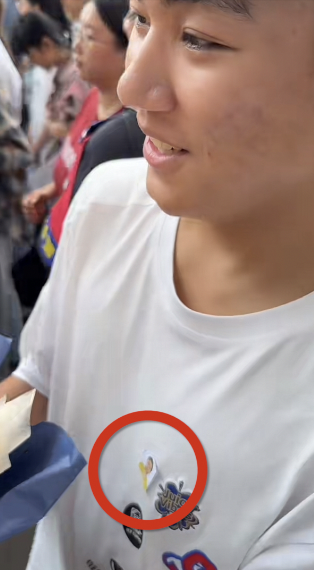 江西一高考生將媽媽遺照貼在衣服上參加高考，結束后拿著花直奔媽媽墓地悼念