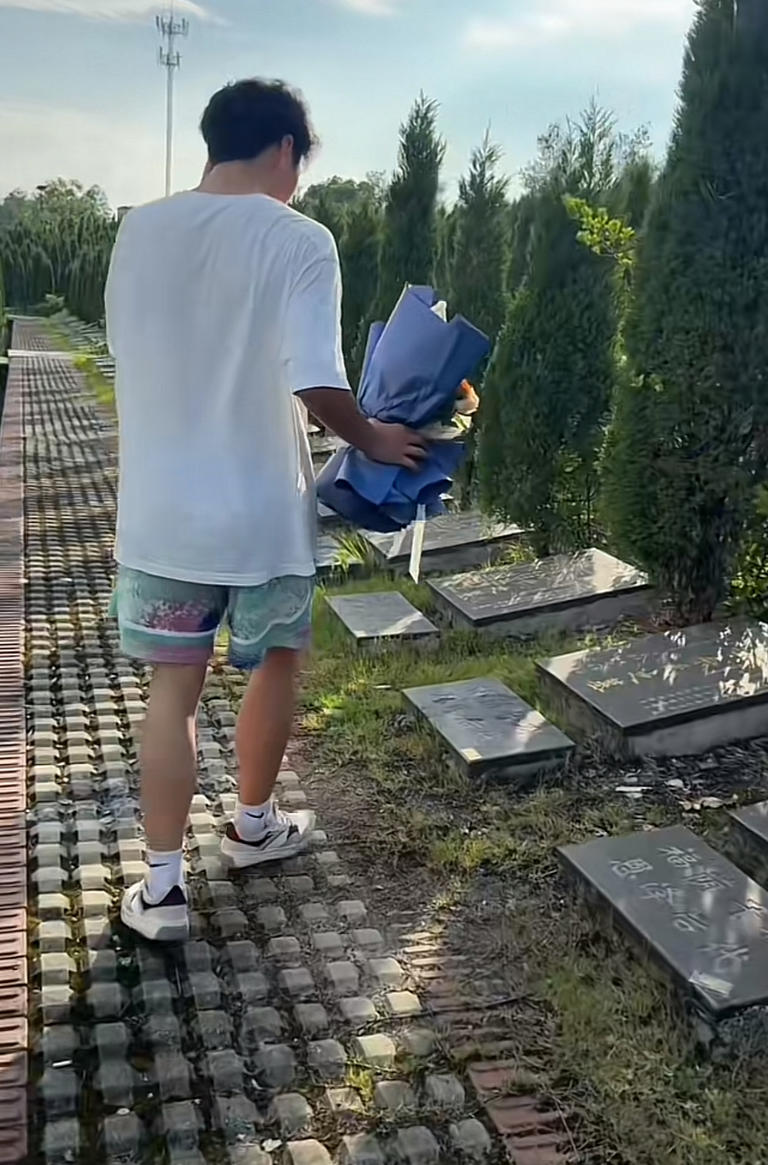 江西一高考生將媽媽遺照貼在衣服上參加高考，結束后拿著花直奔媽媽墓地悼念