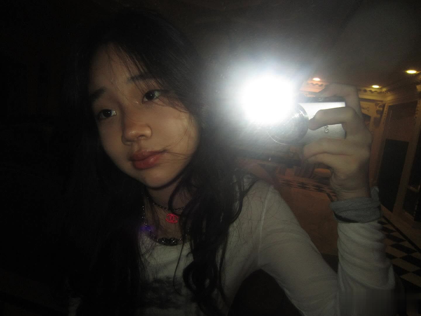 小S 13岁小女儿玩自拍，红唇卷发，与大S女儿对比鲜明