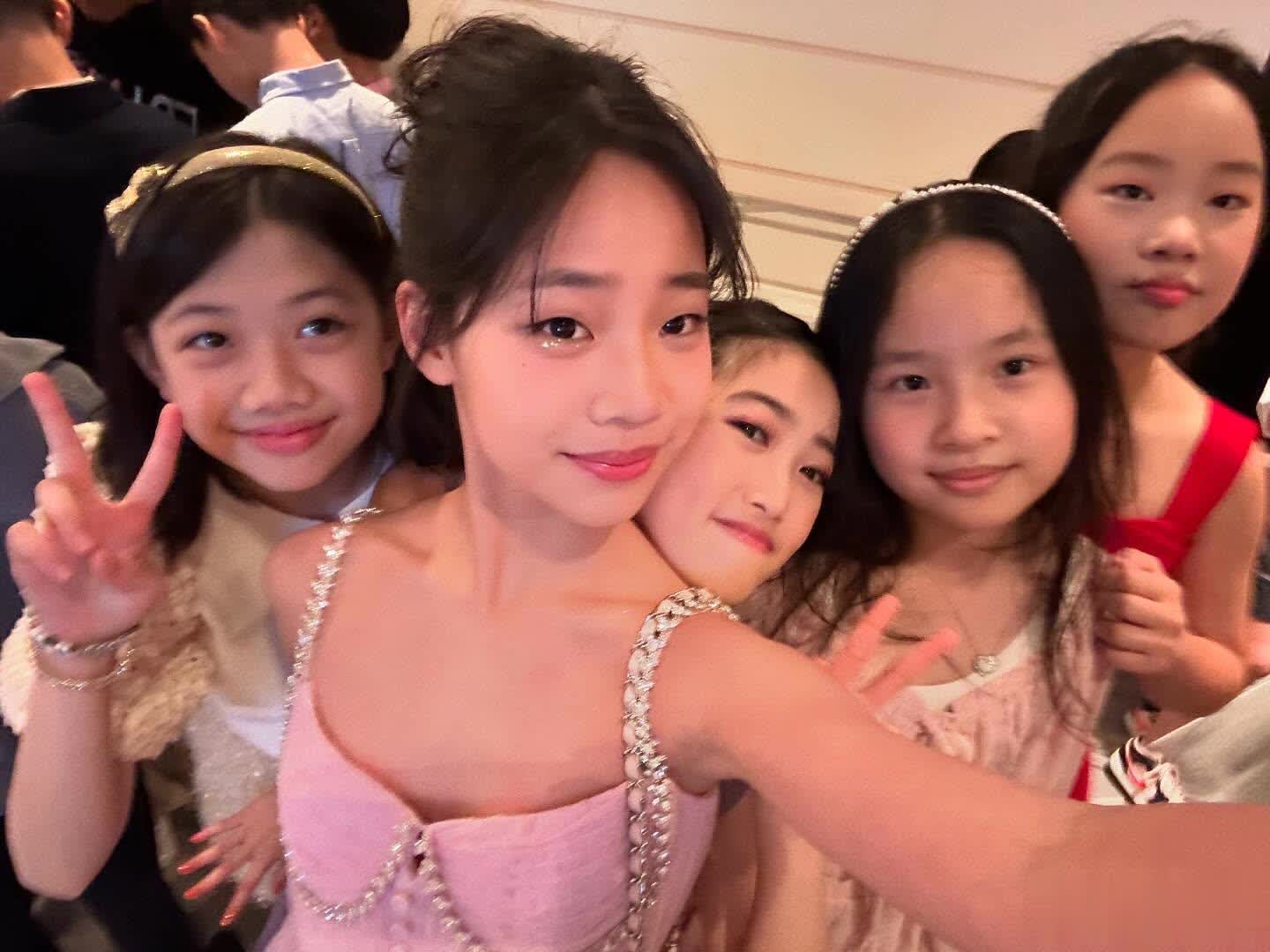 小S 13岁小女儿玩自拍，红唇卷发，与大S女儿对比鲜明