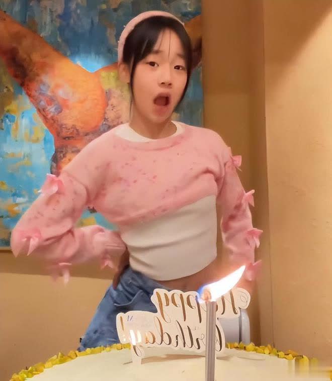 小S 13岁小女儿玩自拍，红唇卷发，与大S女儿对比鲜明