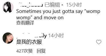 小S 13岁小女儿玩自拍，红唇卷发，与大S女儿对比鲜明