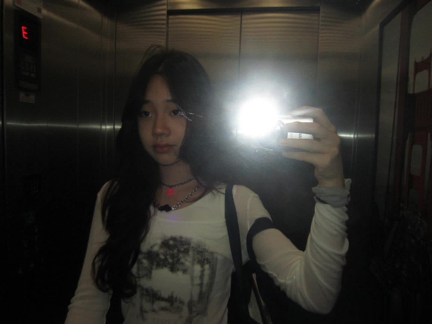 小S 13岁小女儿玩自拍，红唇卷发，与大S女儿对比鲜明