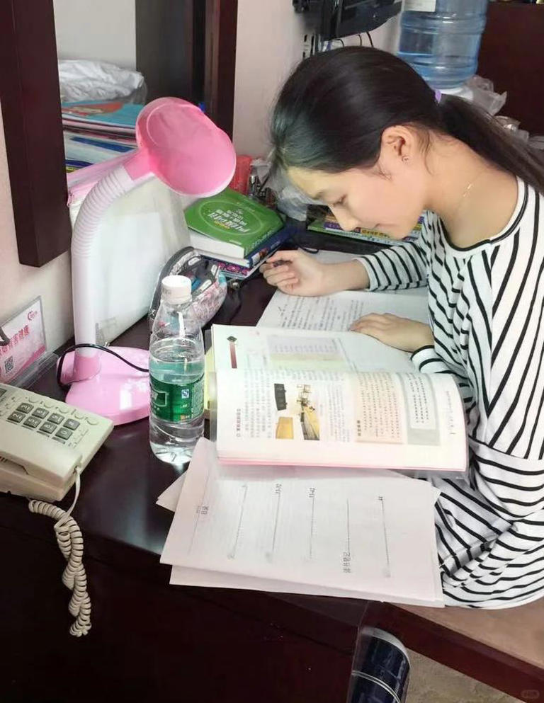 关晓彤高考数学131分不含水分，考完以为自己能上北大！从小学霸还文理双全