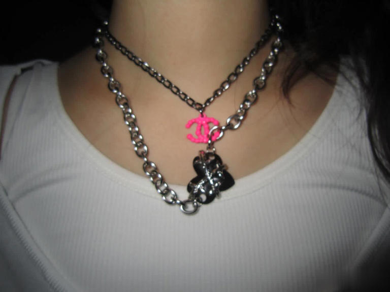 小S 13岁小女儿玩自拍，红唇卷发，与大S女儿对比鲜明