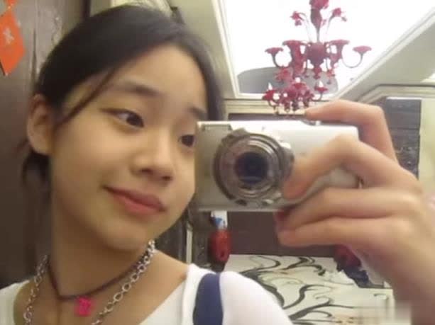 小S 13岁小女儿玩自拍，红唇卷发，与大S女儿对比鲜明