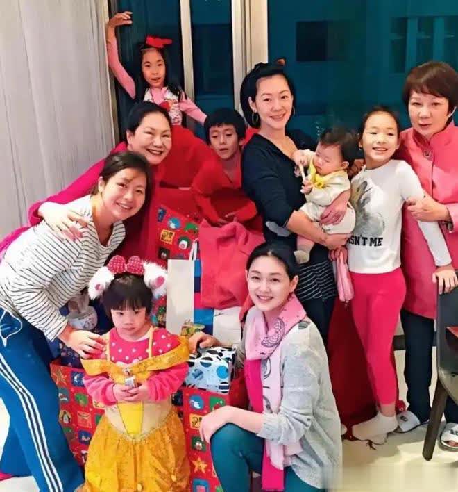 小S 13岁小女儿玩自拍，红唇卷发，与大S女儿对比鲜明