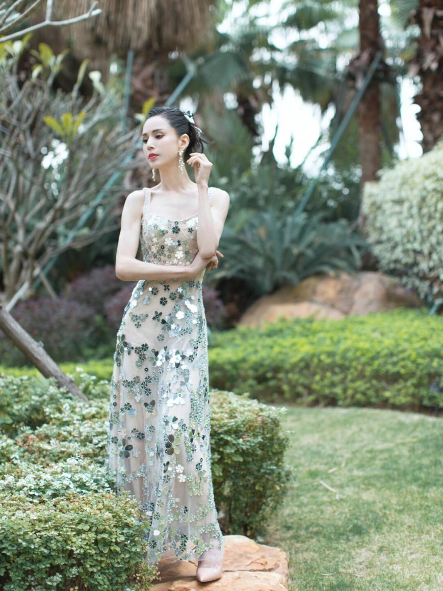 “李若彤”带火了一种新穿法：丝巾+白裤子，58岁美出新高度