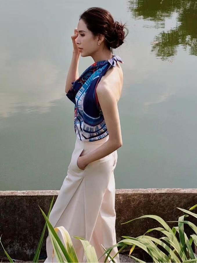 “李若彤”带火了一种新穿法：丝巾+白裤子，58岁美出新高度