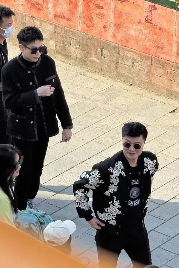 范丞丞74岁爸爸逛街被偶遇，打扮时髦父子共用一张脸，网友：像吃了防腐剂