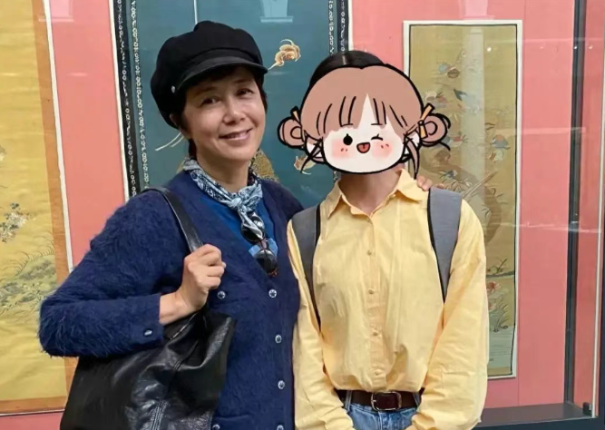 60岁蒋雯丽近照曝光：定居英国多年，昔日影后如今活得太真实