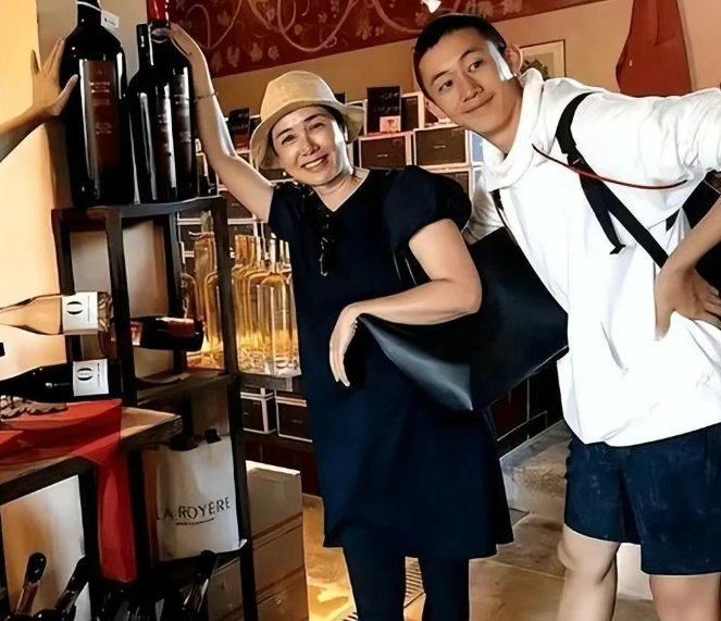 60岁蒋雯丽近照曝光：定居英国多年，昔日影后如今活得太真实