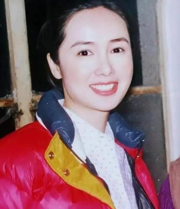 60岁蒋雯丽近照曝光：定居英国多年，昔日影后如今活得太真实