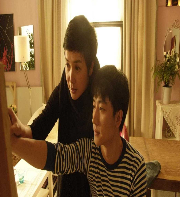 60岁蒋雯丽近照曝光：定居英国多年，昔日影后如今活得太真实