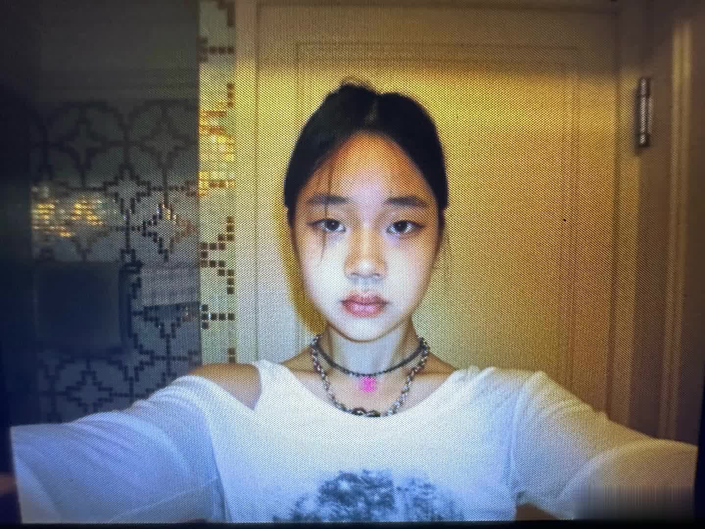 小S 13岁小女儿玩自拍，红唇卷发，与大S女儿对比鲜明