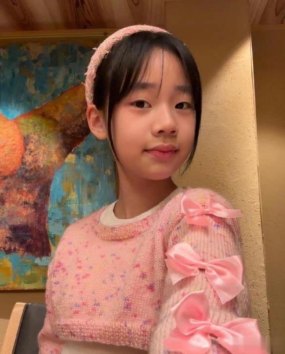 小S 13岁小女儿玩自拍，红唇卷发，与大S女儿对比鲜明