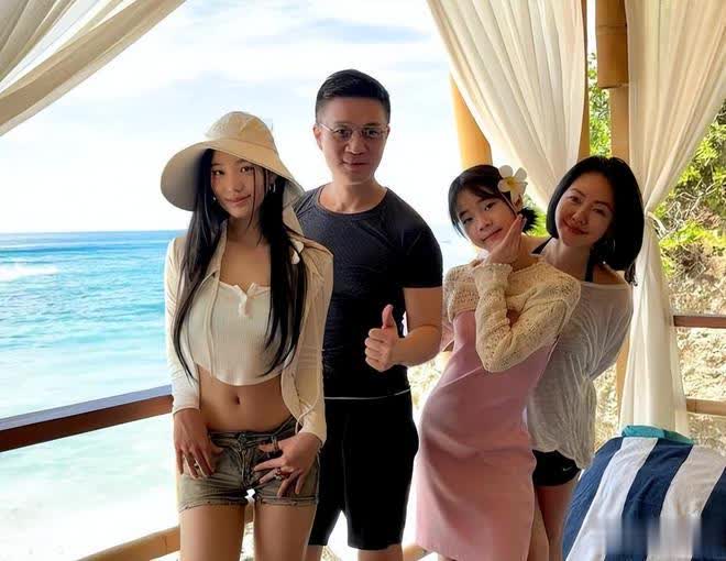 小S 13岁小女儿玩自拍，红唇卷发，与大S女儿对比鲜明