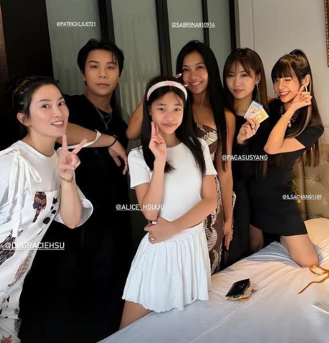 小S 13岁小女儿玩自拍，红唇卷发，与大S女儿对比鲜明