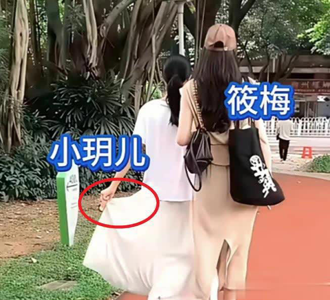 小S 13岁小女儿玩自拍，红唇卷发，与大S女儿对比鲜明
