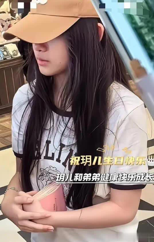 小S 13岁小女儿玩自拍，红唇卷发，与大S女儿对比鲜明